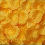 Оранжево-желтые искусственные лепестки