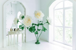 Все лето, огромные розы включены в стоимость аренды зала №5 Лира!