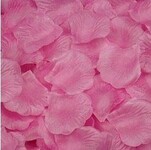 Розовые искусственные лепестки