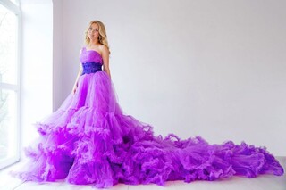 Прекрасная модель, потрясающие платья, яркие цвета!