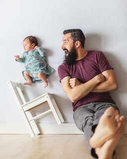 Веселые фотографии отца, который играет со своей новорожденной дочерью