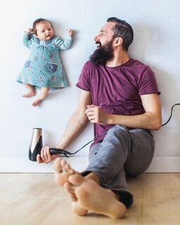 Веселые фотографии отца, который играет со своей новорожденной дочерью