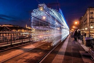 Каждый год в Будапеште обычные трамваи покрывают светодиодными лампами, и получается настоящее чудо